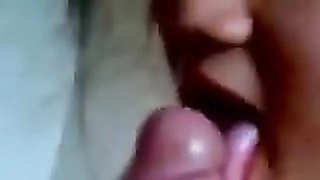 Киргизка лижет головку члена