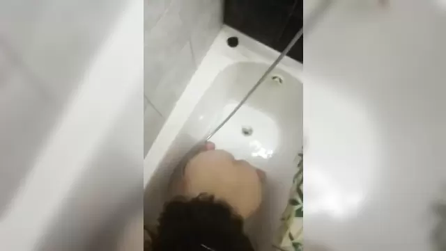 Киргизка сосет на коленях в ванне